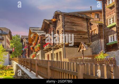 Mit Blumen dekorierte Häuser in Zermatt, Blick auf die alpine Dorfstraße, Schweiz, Schweizer Alpen Stockfoto