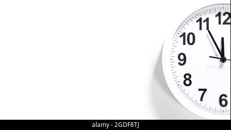 Es ist fünf bis zwölf, die Uhr tickt. Die weiße Uhr zeigt die Zeit 5 vor 12 an. Nahaufnahme einer Wanduhr, mit fünf Minuten bis zwölf Uhr. Tim Stockfoto