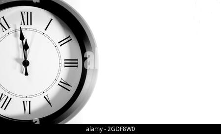 Es ist fünf bis zwölf, die Uhr tickt. Gray Watch zeigt die Zeit 5 vor 12 an. Nahaufnahme einer Wanduhr, mit fünf Minuten bis zwölf Uhr. Zeit Stockfoto