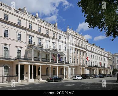 Ostseite des Belgrave Square, Westminster, London, Großbritannien. Zeigt die malaysische hohe Kommission (Mitte links), die türkische Botschaft (rechts). Stockfoto