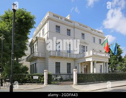 Spanische Botschaft in Großbritannien auf dem Belgrave Square, Westminster, London. Ecke Belgrave Place. Spanische und EU-Flaggen fliegen über den Eingang. Stockfoto