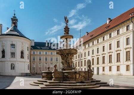 Prag, Tschechische Republik - Mai 10,2021. Das UNESCO-Denkmal der Prager Burg besteht aus Palästen und Gebäuden verschiedener Baustile. Stockfoto