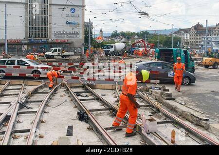 Zürich, Schweiz, 10. Juli 2017: Straßenarbeiter reparieren die Straße mit einer Straßenbahnlinie im Stadtzentrum Stockfoto