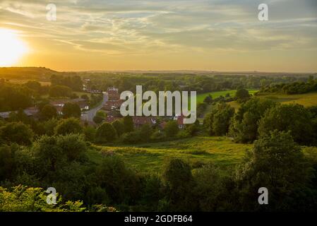 Blick am frühen Abend von der Stadtmauer des beliebten Touristenorts Montreuil sur Mer, Nord Pas de Calais, Nordfrankreich. Stockfoto