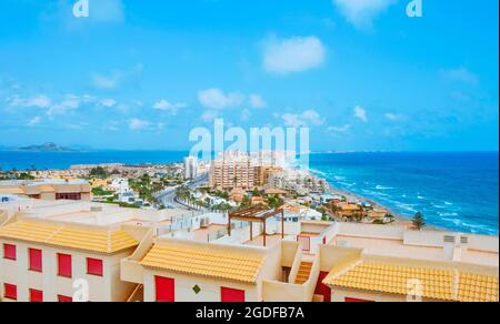 Ein Panoramablick über La Manga del Mar Menor, in Murcia, Spanien, mit der Lagune von Mar Menor und der Insel Isla del Baron auf der linken Seite, und der Mediterra Stockfoto