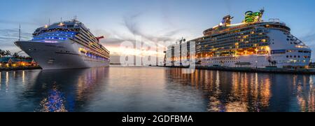 Nassau, Bahamas - 22. Juni 2019: Wunderschöne Panoramaaufnahme der Carnival Liberty, Mariner of the Seas-Schiffe in Prince George Wharf bei Sonnenuntergang. Gorg Stockfoto