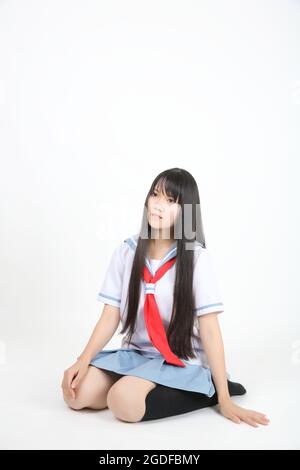 asiatische Schule Mädchen isoliert in weißem Hintergrund Stockfoto