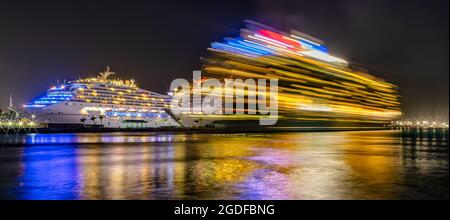 Nassau, Bahamas - 24. August 2019: Aufnahme des Mariner of the Seas-Schiffes, das nachts die Prince George Wharf verlässt und leichte Wege verlässt. Karneval L Stockfoto