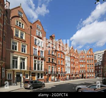 Häuser auf der Ostseite des Hans Place, einem reich verzierten Gartenplatz in Chelsea, London, Großbritannien. Sehr begehrt, Heimat der Superreichen Stockfoto