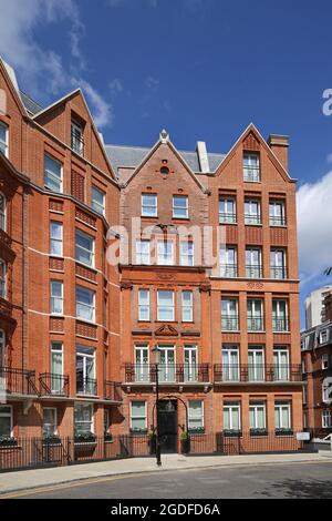 Häuser auf der Ostseite des Hans Place, einem reich verzierten Gartenplatz in Chelsea, London, Großbritannien. Sehr begehrt, Heimat der Superreichen Stockfoto