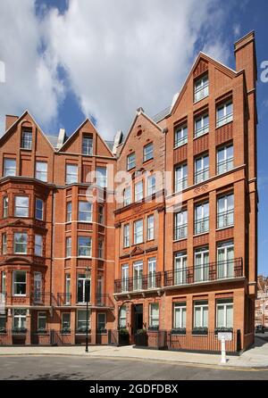 Häuser auf der Ostseite des Hans Place, einem reich verzierten Gartenplatz in Chelsea, London, Großbritannien. Sehr begehrt, Heimat der Superreichen Stockfoto