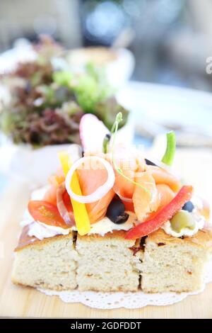 Geräucherter Lachs mit Brot Stockfoto