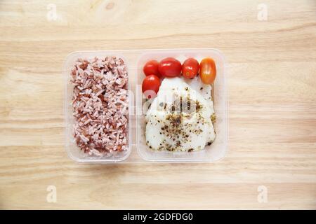 Sauberes Essen Fischsteak mit Reis in Bento Stockfoto