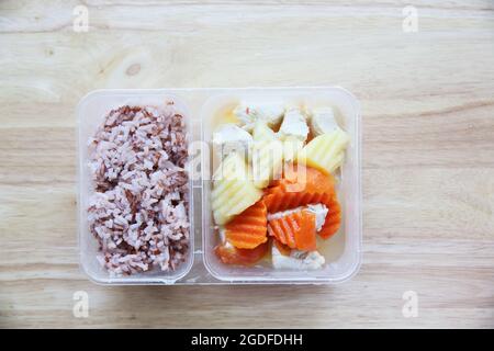 Saubere Lebensmittel Dampfgaren Sie Kartoffel-Hühnerkarotte mit Reis in Bento Stockfoto