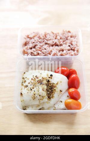 Sauberes Essen Fischsteak mit Reis in Bento Stockfoto