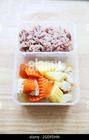 Saubere Lebensmittel Dampfgaren Sie Kartoffel-Hühnerkarotte mit Reis in Bento Stockfoto