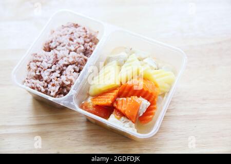 Saubere Lebensmittel Dampfgaren Sie Kartoffel-Hühnerkarotte mit Reis in Bento Stockfoto