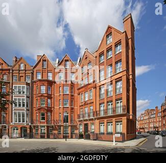 Häuser auf der Ostseite des Hans Place, einem reich verzierten Gartenplatz in Chelsea, London, Großbritannien. Sehr begehrt, Heimat der Superreichen Stockfoto