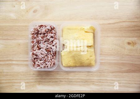 Sauberer Speisereis mit Omelett mit Hühnchen Stockfoto