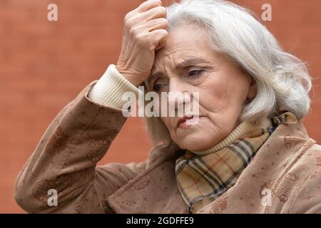 Close up Portrait von traurigen kranken älteren Frau Stockfoto