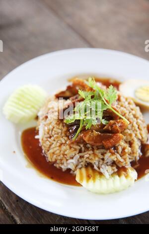 Lokale Thai-Küche Reis knuspriges Schweinefleisch auf Holz Hintergrund Stockfoto