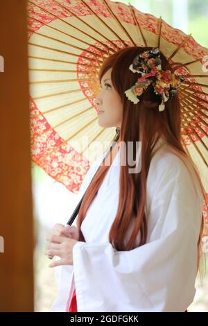 Asiatische Mädchen Porträt, japanische Miko in der Natur Stockfoto