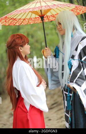 Asiatische Mädchen Porträt, japanische Miko in der Natur mit Samurai Cosplay Stockfoto