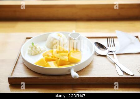 Klebreis mit Mango auf Holz Hintergrund Stockfoto