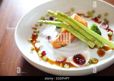 Gegrilltes Lachssteak auf Holzhintergrund Stockfoto