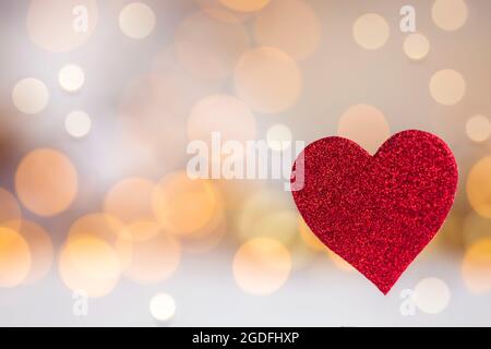 Funkelndes rotes Herz mit bunt glänzendem Hintergrund, romantisches Valentinstagskonzept mit Platz für Text Stockfoto