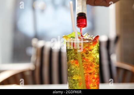 beerencocktail, der mit Limette funkelte Stockfoto