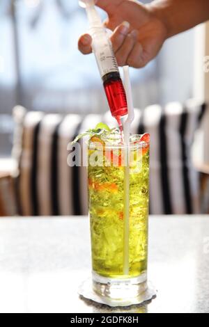 beerencocktail, der mit Limette funkelte Stockfoto