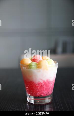 Tapioka-Perlenpudding mit Früchten Stockfoto