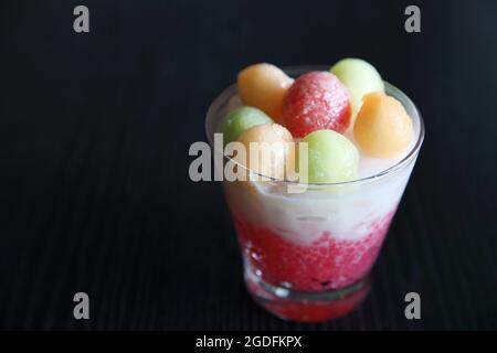 Tapioka-Perlenpudding mit Früchten Stockfoto