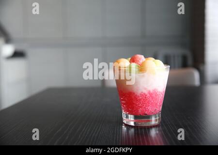 Tapioka-Perlenpudding mit Früchten Stockfoto