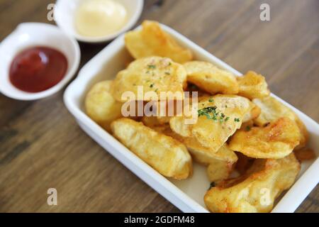 Gebratene Kartoffeln auf Holzhintergrund Stockfoto