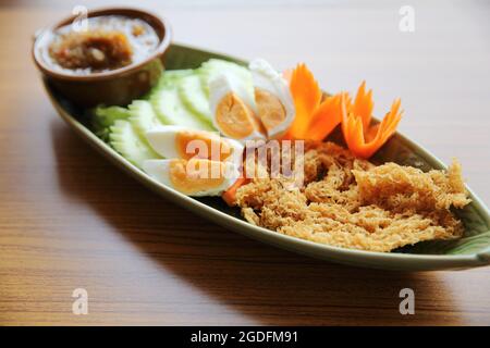 Shrimp Paste Sauce mit knusprig gebratenem Fisch und Ei Stockfoto