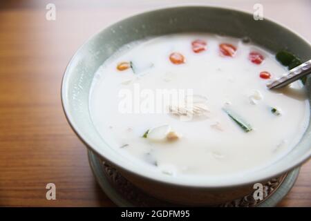 Traditionelle thailändische Suppe Tom Kha Gai - Kokosmilch mit Huhn Stockfoto