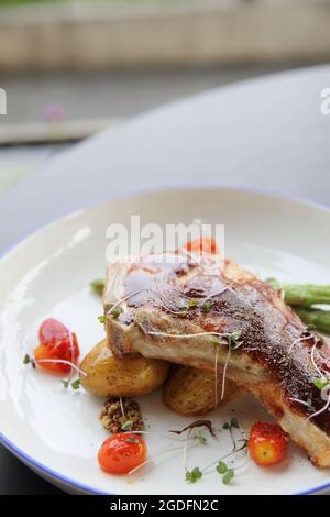 Gegrillte Schweinekoteletts mit Gemüse Stockfoto