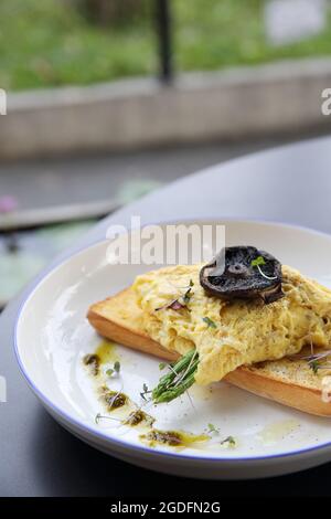 Rührei mit Brot Spargel und Pilz in der Nähe Stockfoto