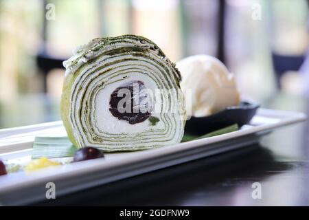 Kuchen mit grünem Tee und Eis Stockfoto