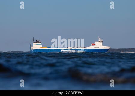 RoRo-Schiff Finnhawk fährt am 11. Juli 2021 vom Hafen Vuosaari ab. Stockfoto