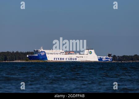 Das ROPAX-Schiff Finbo Cargo nähert sich am 11. Juli 2021 auf einer seiner regelmäßigen Überfahrten vom estnischen Muuga an den Hafen von Vuosaari. Stockfoto