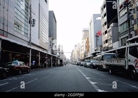 Gion , KYOTO , JAPAN - Mai 2016: Moderne Straßenszene mit Menschen auf der Shijo Dori Street, Gion Quarter, Kyoto. Stockfoto