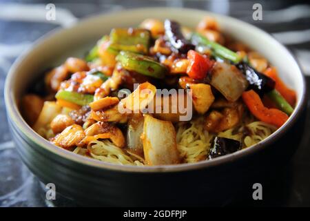 Chinesische Nudeln mit Hühnchen und Erdnüssen - chinesisches Essen Stockfoto