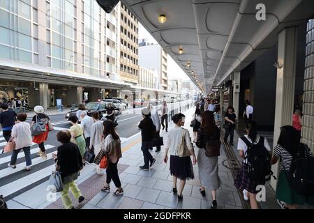 Gion , KYOTO , JAPAN - Mai 2016: Moderne Straßenszene mit Menschen auf der Shijo Dori Street, Gion Quarter, Kyoto. Stockfoto