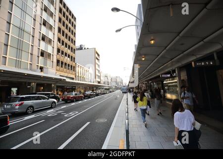 Gion , KYOTO , JAPAN - Mai 2016: Moderne Straßenszene mit Menschen auf der Shijo Dori Street, Gion Quarter, Kyoto. Stockfoto