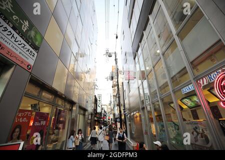 Gion , KYOTO , JAPAN - Mai 2016: Moderne Straßenszene mit Menschen auf der Shijo Dori Street, Gion Quarter, Kyoto. Stockfoto