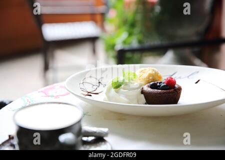 Lavakuchen mit Schokolade und Beeren mit Eis Stockfoto