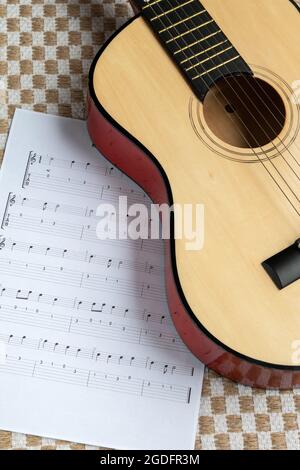 Klassische Gitarre zusammen mit Noten Stockfoto